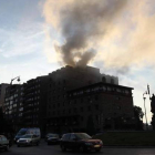 Una densa humareda procedente del tejado del Hotel del Temple extendió el olor a quemado por todo el centro de Ponferrada.