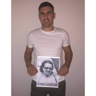 Sebastien Rouet con la foto de su abuela Flora dos Santos que le ha inculcado su amor por León. DL