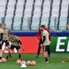 Los jugadores del Ajax, en pleno entrenamiento en Turín.
