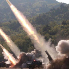 Fotografía cedida por la Agencia de Noticias Central de Corea del Norte (KCNA) que muestra el lanzamiento de misiles durante un simulacro de ataque de unidades militares ayer jueves, en un lugar no revelado.