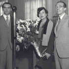 Federico Garcia Lorca junto a la actriz Margarita Xirgu y el dramaturgo Cipriano Rivas Cherif, en Barcelona en 1931. /