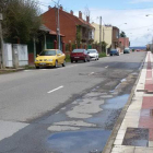 Los populares se hacen eco de las denuncias vecinales por los baches del Camino de la Cruz. DL