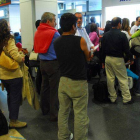 Pasajeros afectados por retrasos intentan presentar reclamación en el Aeropuerto de Barajas.