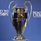 El trofeo de la Liga de Campeones, expuesto en Nyón, sede del sorteo de cuartos.