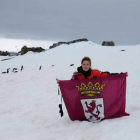 Alba María Pérez, con la bandera de León en el Polo Sur