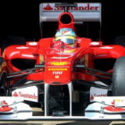 El piloto español de la escudería Ferrari Fernando Alonso sale de boxes en un entrenamiento.