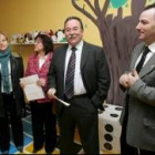 Saavedra, en el centro, ayer en el taller infantil de Camponaraya