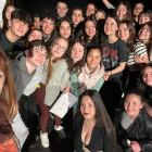 La profesora de música Susana Rodríguez con los alumnos que actuarán en el musical. CAMPOS