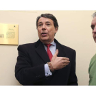 Ignacio González y el relojero Jesús López-Terrados, junto a la placa descubierta en homenaje al relojero leonés.