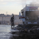 Uno de los camiones del convoy humanitario alcanzado por el ataque aéreo.