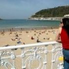 Unos turistas se asomam a la playa de la Concha en San Sebastián