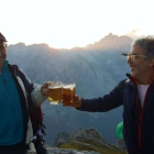 Nardo y Manuel Félix brindando con una cerveza de 4 euros en el Collado Jermoso