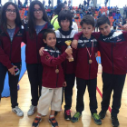Los karatecas leoneses posan con sus trofeos. DL
