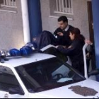 El acusado, oculto tras una chaqueta en un traslado de la policía a los juzgados de Pontevedra