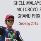Valentino Rossi saluda a sus aficionados tras la conclusión del Gran Premio de Malasia.