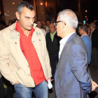 Fierro (derecha) con un portavoz  de la plataforma de afectados.