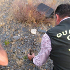 Un equipo de los Tedax de la Guardia Civil analizando el lugar donde apareció una bomba de la Guerra Civil.