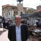 Juan Javier Gándara, ayer en la plaza frente al ayuntamiento roblano