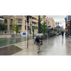 Los primeros paraguas de la temporada se han estrenado hoy en León capital. DL