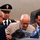 Muere Licio Gelli, el gran conspirador de Italia ANSA / A BIANCHI Licio Gelli , escoltado por la policía hace algunos años en Roma.