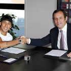 Neymar y Rosell, tras la firma del contrato del delantero brasileño con el Barça.