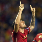 Alcácer, celebra su primer gol, segundo de La Roja, dedicándoselo a su padre