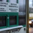Ventanilla de control de pasaportes en la frontera entre Alemania y Polonia