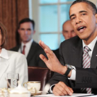 Obama interviene ante la mirada de Nancy Pelos.