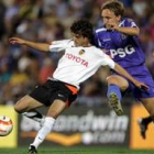 Diego Rivas y Pablo Aimar en un lance del juego durante el partido