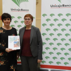 Marga Serna(I), directora territorial de Unicaja Banco y Felisa Becerra, de Analistas Económicos de Andalucía(D) presentan el número 17 del informe trimestral Previsiones Económicas de Castilla y León