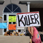 Carteles de "asesino" ante la clínica de Bloomington (Minneápolis) de Walter James Palmer.