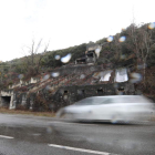 Acceso por carretera desde Albares a Torre del Bierzo, en una reciente imagen. ANA F. BARREDO