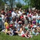 Los niños rodeando a sus profesores en un día tan especial para todos ellos