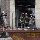 Los bomberos trabajan en el bar en el que se produjo la explosión en el Eixample. ALEJANDRO GARCÍA