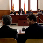 Messi, junto a su padre, durante el juicio en la Audiencia de Barcelona. ALBERTO ESTÉVEZ