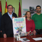 El alcalde, Adolfo Canedo (segundo izda.) y su equipo presentaron el programa de fiestas.