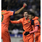 Messi festeja con Suárez y Neymar uno de sus tres goles.