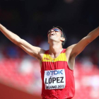 Miguel Angel López celebrando su victoria en los 20 km marcha, en los Mundiales de Atletismo de Pekín.