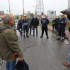 La concentración de ayer de trabajadores de Nervión ante la térmica de Cubillos del Sil. L. DE LA MATA