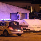 Varios agentes de la Guardia Civil, anoche, en el lugar de los hechos en la localidad salmantina de Vitigudino.