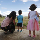 Ana Prieto con sus hijos en Santa María de la Isla, para un tema sobre conciliación familiar.