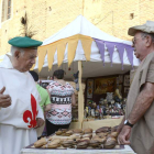 Dos artesanos, en el mercado medieval.