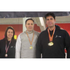 Los integrantes del Club Reino de León con sus medallas. DL