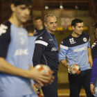 Rafa Guijosa, en el centro, durante el entrenamiento de ayer en el Palacio. JESÚS F. SALVADORES