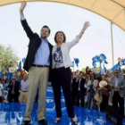 Rajoy y la presidenta popular de Aragón, Luisa Fernanda Rudi, saludan durante el mitin.