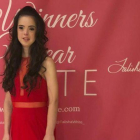 Marián Ávila luciendo un vestido rojo de la nueva colección de Talisha White en la Semana de la Moda de Nueva York.