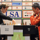 Antón se dispone a realizar un movimiento con blancas ante un pensativo Yi Wei en la primera partida de semifinales.