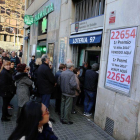 Largas colas para comprar Lotería de El Niño en la Administración nº 97 de Barcelona, en la plaza de Urquinaona.