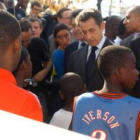 Sarkozy habla con algunos jóvenes durante su visita de ayer a Haití.