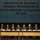 La mesa de ponentes y autoridades que clausuró el foro de mayores en el Auditorio.